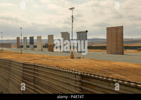 Prototypen der vorgeschlagenen neuen Trump Wand errichtet in der Nähe der Otay Mesa der Einreise in Kalifornien und Tijuana, Mexiko. Stockfoto