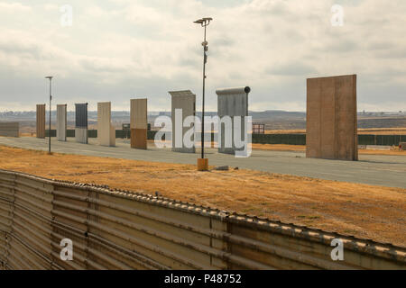 Prototypen der vorgeschlagenen neuen Trump Wand errichtet in der Nähe der Otay Mesa der Einreise in Kalifornien und Tijuana, Mexiko. Stockfoto