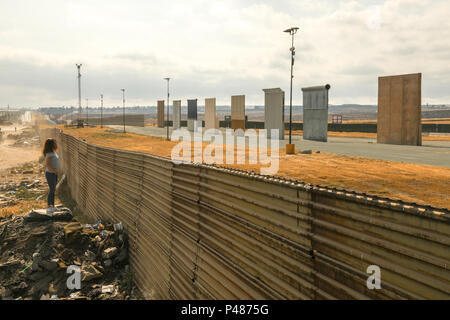 Prototypen der vorgeschlagenen neuen Trump Wand errichtet in der Nähe der Otay Mesa der Einreise in Kalifornien und Tijuana, Mexiko. Stockfoto