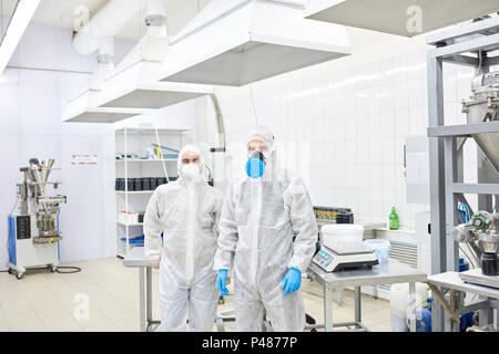 Factory Mitarbeiter stehen in Schutzkleidung Stockfoto