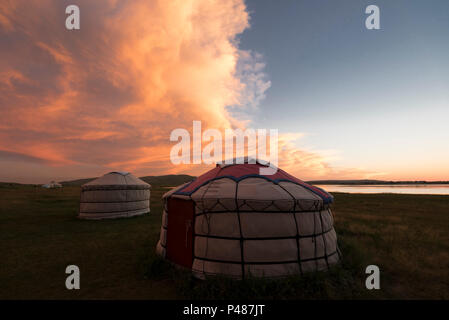 Jurten bilden ein Sommer Camp im Grasland, Zhenglanqi Wuyi, der Inneren Mongolei, China Stockfoto