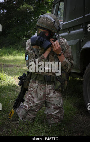 Ein britischer Soldat der Luft kombiniert Joint Expeditionary Force zieht seine schützende Maske während der Durchführung von taktischen Operationen während Swift Antwort 16 Übung auf dem Truppenübungsplatz Hohenfels, ein Teil der Joint Multinational Readiness Center in Hohenfels, Deutschland, 22. Juni 2016. Übung Swift Antwort ist eines der führenden militärischen Krise Antwort Fortbildungsveranstaltungen für multi-nationalen Luftstreitkräfte der Welt. Die Übung soll die Bereitschaft zum Kampf gegen Kern der US Global Response Force – derzeit der 82nd Airborne Division 1st Brigade Combat Team – zu verbessern Stockfoto