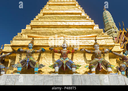 Guardian Statuen auf der Basis eines goldenen Chedi im Wat Phra Kaeo, der Royal Grand Palace, Bangkok, Thailand Stockfoto