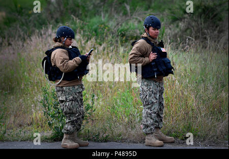 U.S. Navy Boatswains Gehilfen zu Beach Master Unit 1 zugewiesen, aus San Diego, Calif., warten Sie, bis ein Schiff zum Entladen, während Joint Logistics Über das Ufer 2016 (JLOTS '16) 13. Juni 2016 über die Naval Zeitschrift Indian Island, Washington JLOTS '16 ist eine gemeinsame Dienstleistung, Szenario Übung zur Katastrophen- und humanitäre Hilfe in der Cascadia Subduction-Zone simulieren zu gelangen. (U.S. Air Force Foto: Staff Sgt. Kenneth W. Norman) Stockfoto