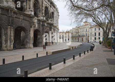 Boulevard de Arena und Charles de Gaulle - Nimes - Luberon (Provence) - Frankreich Stockfoto