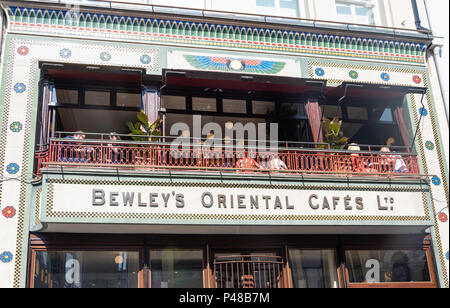 Frontfassade von Bewley's Oriental Cafe (1840), Grafton Street, Dublin, Republik Irland Stockfoto