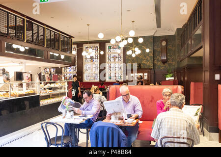 Üppige Innenausstattung von Bewley's Oriental Cafe (1840), Grafton Street, Dublin, Republik Irland Stockfoto