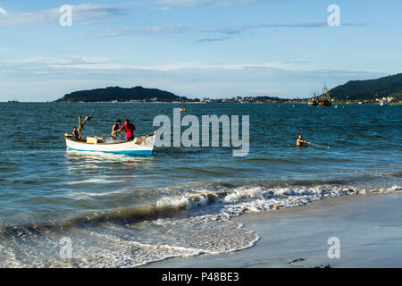 Pescadores na Praia da Cachoeira do Bom Jesus keine Último dia do verão. Florianópolis/SC, Brasilien - 20.03.2015. Foto: Ricardo Ribas/Fotoarena Stockfoto