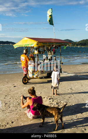 Verkäufer ambulante na Praia da Cachoeira do Bom Jesus keine Último dia do verão. Florianópolis/SC, Brasilien - 20.03.2015. Foto: Ricardo Ribas/Fotoarena Stockfoto