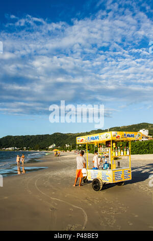 Verkäufer ambulante na Praia da Cachoeira do Bom Jesus keine Último dia do verão. Florianópolis/SC, Brasilien - 20.03.2015. Foto: Ricardo Ribas/Fotoarena Stockfoto