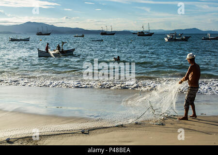 Pescadores na Praia da Cachoeira do Bom Jesus keine Último dia do verão. Florianópolis/SC, Brasilien - 20.03.2015. Foto: Ricardo Ribas/Fotoarena Stockfoto