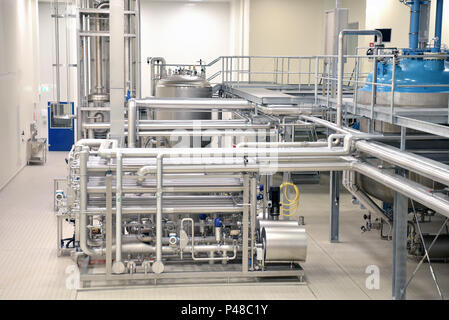 Saubere Rohrleitungen und Behälter in einer industriellen Anlage Stockfoto