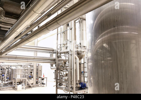 Saubere Rohrleitungen und Behälter in einer industriellen Anlage Stockfoto