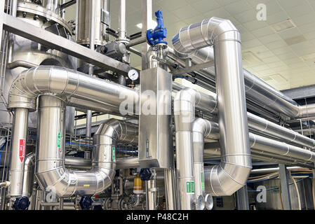 Saubere Rohrleitungen und Behälter in einer industriellen Anlage Stockfoto