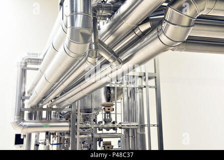 Saubere Rohrleitungen und Behälter in einer industriellen Anlage Stockfoto