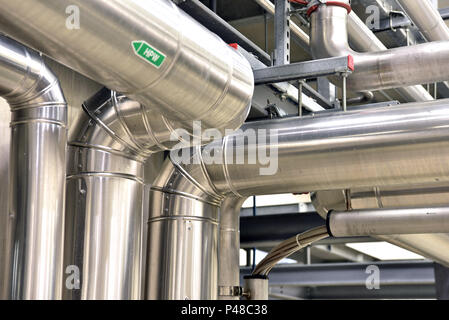 Saubere Rohrleitungen und Behälter in einer industriellen Anlage Stockfoto