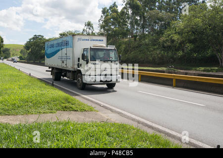 VOLTA REDONDA/RJ, BRASIL - 09/04/2015 - Caminhão Bau na Rodovia Presidente Dutra próximo a Cidade de Volta Redonda. Foto: Celso Pupo/Fotoarena Stockfoto