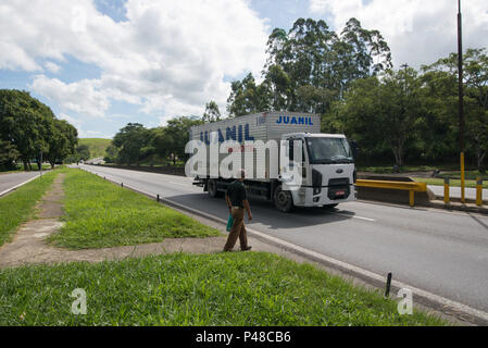 VOLTA REDONDA/RJ, BRASIL - 09/04/2015 - Caminhão Bau na Rodovia Presidente Dutra próximo a Cidade de Volta Redonda. Foto: Celso Pupo/Fotoarena Stockfoto