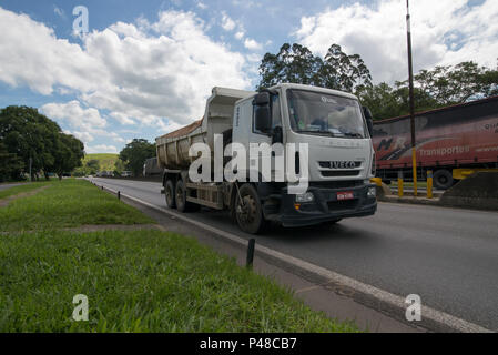 VOLTA REDONDA/RJ, BRASIL - 09/04/2015 - Caminhão caçamba na Rodovia Presidente Dutra próximo a Cidade de Volta Redonda. Foto: Celso Pupo/Fotoarena Stockfoto