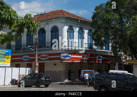 RESENDE/RJ, BRASIL - 09/04/2015 - Casario kolonialen na Praça da matriz em Resende. Na parte de Baixo funciona um Mercado. Foto: Celso Pupo/Fotoarena Stockfoto