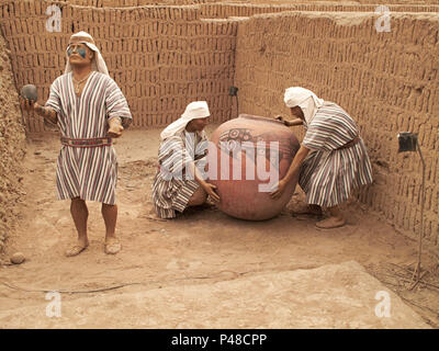 Ritual mit Huaca Pucllana antike Ruinen in Lima, Peru von 200-700 AD Stockfoto