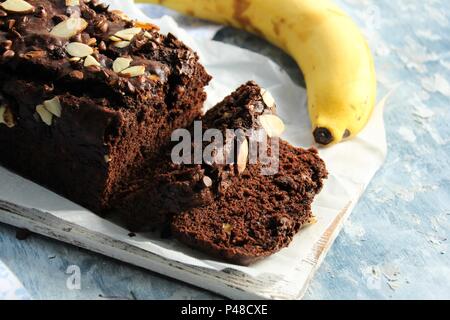 Hausgemachte Schokolade Banane Brot mit Mandeln Topping, selektiven Fokus Stockfoto
