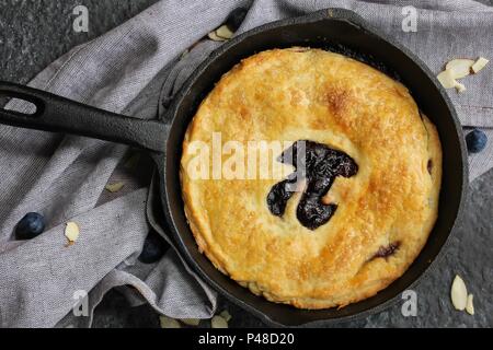 HomemadeSkillet gebackene Blueberry Pie mit ausgeschnittenen Pi-Tag schreiben von oben nach unten anzeigen Stockfoto