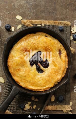 HomemadeSkillet gebackene Blueberry Pie mit ausgeschnittenen Pi-Tag schreiben von oben nach unten anzeigen Stockfoto