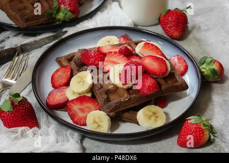 Hausgemachte Schokolade Waffeln mit frischen Beeren und Bananen Stockfoto