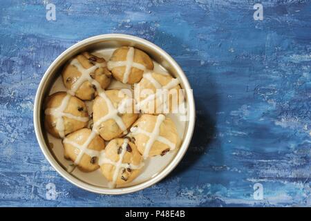 Ostern Hot Cross Buns Teigbereitung, Ansicht von oben Stockfoto