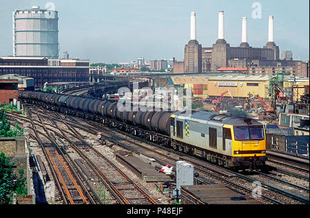 Eine Klasse 60 Diesellok Nummer 60065 mit einem Zug der Allradantrieb bitumen Tanks über Factory Kreuzung bei Wandsworth Road am 6. August 1992. Stockfoto