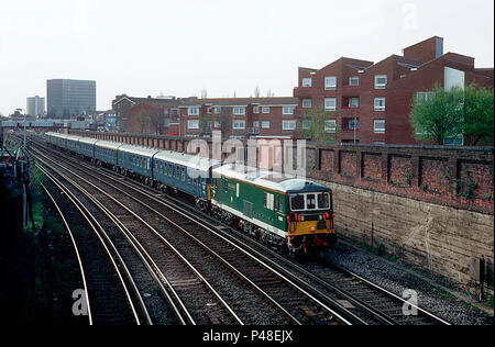 Eine Klasse 73 JA electro Diesel Lokomotive Nummer 73003/E 6003 der ir-Herbert Walker' mit den 8 TC arbeitet, ein Enthusiast railtour Annäherung an fratton am 12. April 1993. Stockfoto