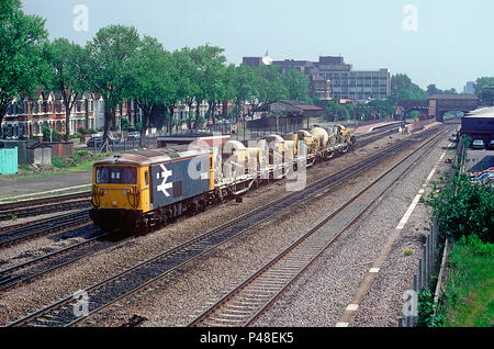 Eine Klasse 73 JA electro Diesel Lokomotive Nummer 73006 auf die Great Western Main Line mit einem Aufenthaltsort innerhalb der Abteilung arbeiten bestehend aus Zement Mischer auf drehgestell Wohnungen an der West Ealing am 20. Mai 1992 montiert. Stockfoto