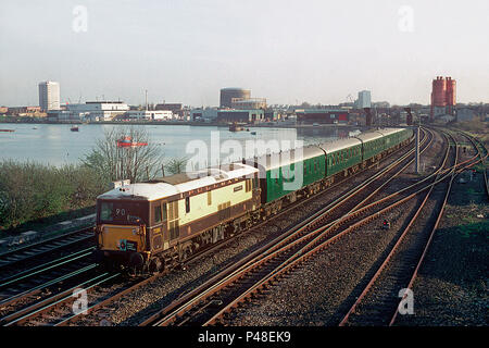 Eine Klasse 73 Elektro Diesel Lokomotive Nummer 73100 "Die Royal Alex' Arbeiten eine Rückkehr Ocean Liner Express Charter an der St Denys, Southampton am 6. April 1995. Stockfoto