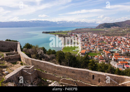 Ohrid, Republik Mazedonien: Überblick über die Unesco Weltkulturerbe Altstadt von Ohrid und den See als von Samuel von der Festung gesehen. Auf dem Gelände einer früheren 4 integriert. Stockfoto