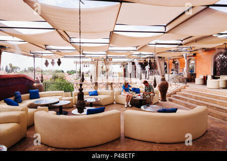 Marrakesch, Marokko: Ein paar Touristen Ruhe auf der Dachterrasse des Cafe Arabe in der Medina von Marrakesch. Stockfoto