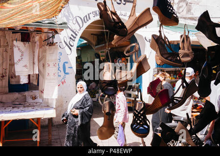 Safi Marokko: Marokkanische Frauen vorbei an einem Schuhe Store in den Souks von Safi. Stockfoto