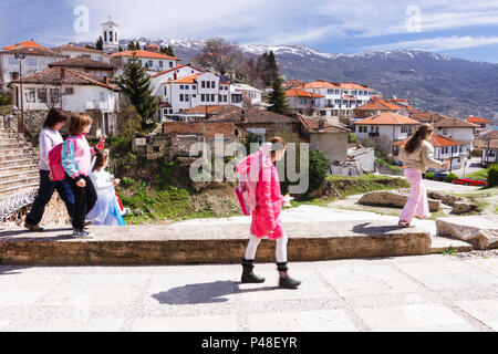 Ohrid, Republik Mazedonien: Kinder vorbei an einen Überblick über die Altstadt von Ohrid. Stockfoto