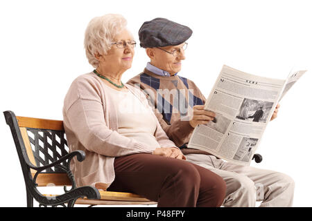 Senioren auf einer Bank sitzen und die Zeitung lesen auf weißem Hintergrund Stockfoto