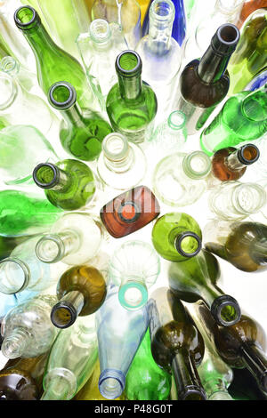 Blick von oben auf die Glasflaschen auf Weiß Stockfoto