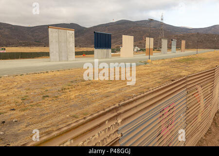 Prototypen der vorgeschlagenen neuen Trump Wand errichtet in der Nähe der Otay Mesa der Einreise in Kalifornien und Tijuana, Mexiko. Stockfoto