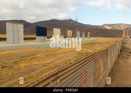 Prototypen der vorgeschlagenen neuen Trump Wand errichtet in der Nähe der Otay Mesa der Einreise in Kalifornien und Tijuana, Mexiko. Stockfoto