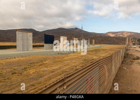 Prototypen der vorgeschlagenen neuen Trump Wand errichtet in der Nähe der Otay Mesa der Einreise in Kalifornien und Tijuana, Mexiko. Stockfoto