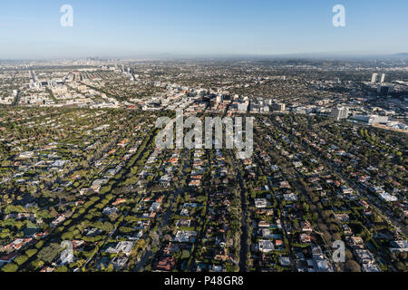 Nachmittag Luftaufnahme von Beverly Hills Straßen mit mid Wilshire und Downtown Los Angeles Kalifornien im Hintergrund. Stockfoto