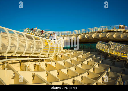 Spanien moderne Architektur, Blick auf die Leute fahren den Gehweg auf der Oberseite des Metropol Parasol (Las Setas) in Sevilla (Sevilla), Andalusien, Spanien. Stockfoto