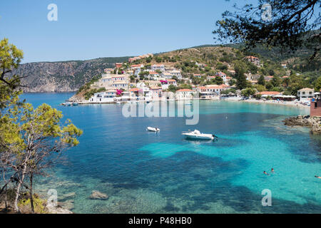 Blick auf das Dorf Assos vom Weg, der bis zu den Assos Schloss, Kefalonia, Griechenland Stockfoto