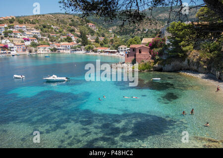 Blick auf das Dorf und Strand von Assos vom Weg, der bis zu den Assos Schloss, Kefalonia, Griechenland Stockfoto