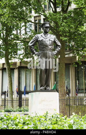 Dwight D. Eisenhower Statue außerhalb der USA-Botschaft, Grosvenor Square, London, England, Großbritannien Stockfoto