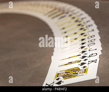 Karten auf einem Kartentisch während eines Pokerspiels in einem Casino. Kartenpaket Stockfoto