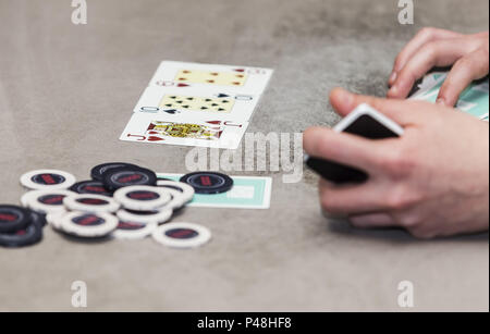 Karten auf einem Tisch bei einem Pokerspiel im Casino. Stockfoto